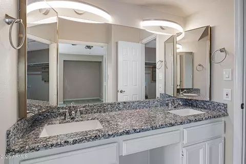Bath - 6503 N 10th Pl, Phoenix, AZ 85014 photo 2 of 3
