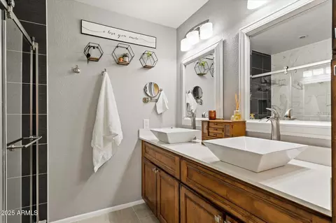 Bath - 912 E Michelle Dr, Phoenix, AZ 85022 photo 1 of 3