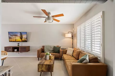 Living - 912 E Michelle Dr, Phoenix, AZ 85022 photo 2 of 3