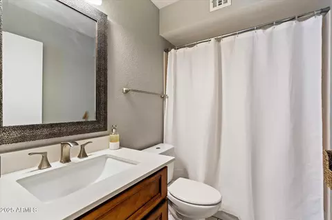 Bath - 912 E Michelle Dr, Phoenix, AZ 85022 photo 3 of 3