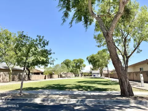 Exterior - 505 E Lydia Ln, Phoenix, AZ 85042 photo 9 of 11