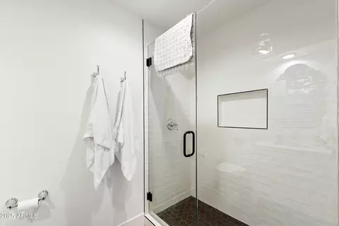 Bath - 4027 E Campbell Ave, Phoenix, AZ 85018 photo 3 of 4