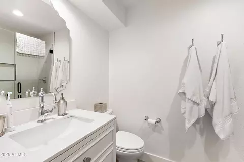 Bath - 4027 E Campbell Ave, Phoenix, AZ 85018 photo 2 of 4