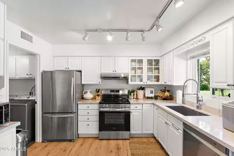 Kitchen - 4027 E Campbell Ave, Phoenix, AZ 85018 photo 2 of 2