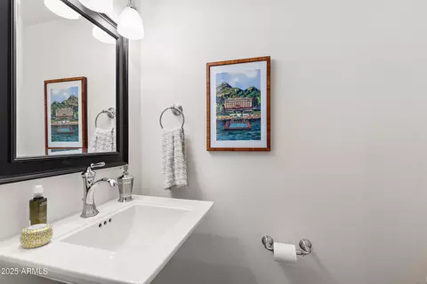 Bath - 4027 E Campbell Ave, Phoenix, AZ 85018 photo 1 of 4
