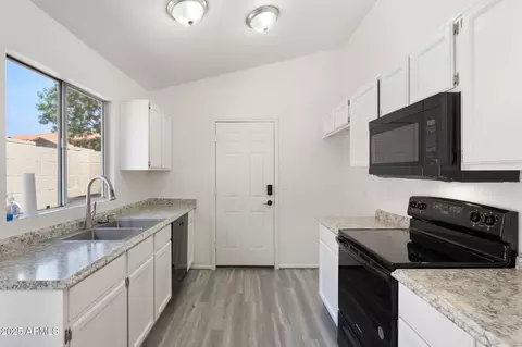 Kitchen - 16618 S 32nd Pl, Phoenix, AZ 85048 photo 1 of 2
