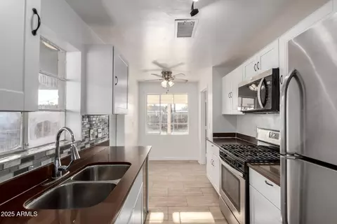 Kitchen - 5632 N 38th Dr, Phoenix, AZ 85019 photo 4 of 4