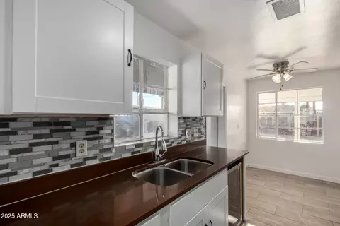 Kitchen - 5632 N 38th Dr, Phoenix, AZ 85019 photo 3 of 4