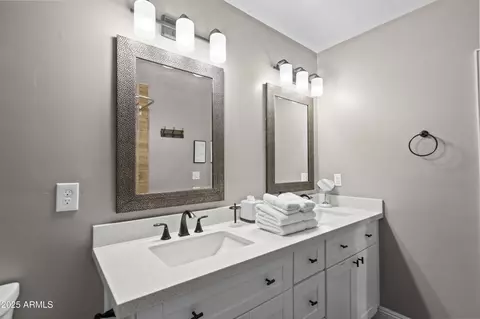 Bath - 4130 N 4th Ave, Phoenix, AZ 85013 photo 2 of 5