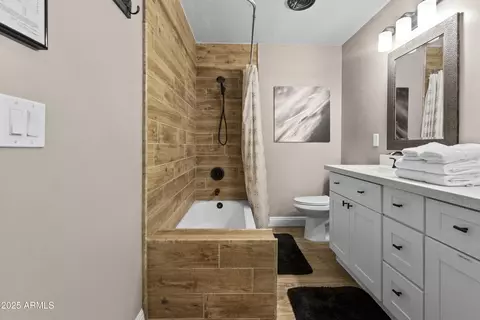 Bath - 4130 N 4th Ave, Phoenix, AZ 85013 photo 1 of 5