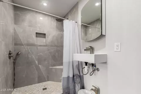 Bath - 462 E Pinto Dr, Gilbert, AZ 85296 photo 4 of 4