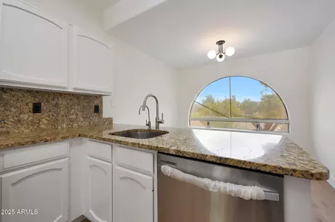 Kitchen - 4520 E Desert Cactus St, Phoenix, AZ 85032 photo 5 of 5