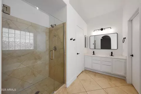 Bath - 4520 E Desert Cactus St, Phoenix, AZ 85032 photo 3 of 6
