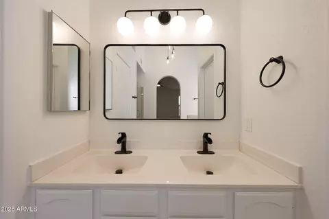 Bath - 4520 E Desert Cactus St, Phoenix, AZ 85032 photo 2 of 6