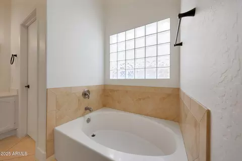 Bath - 4520 E Desert Cactus St, Phoenix, AZ 85032 photo 4 of 6