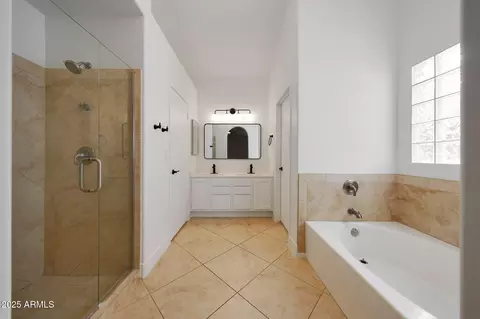 Bath - 4520 E Desert Cactus St, Phoenix, AZ 85032 photo 1 of 6