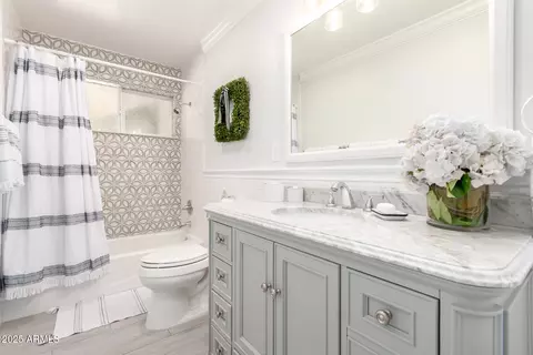 Bath - 333 E Kaler Dr, Phoenix, AZ 85020 photo 3 of 4