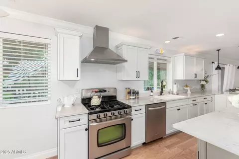 Kitchen - 333 E Kaler Dr, Phoenix, AZ 85020 photo 2 of 3