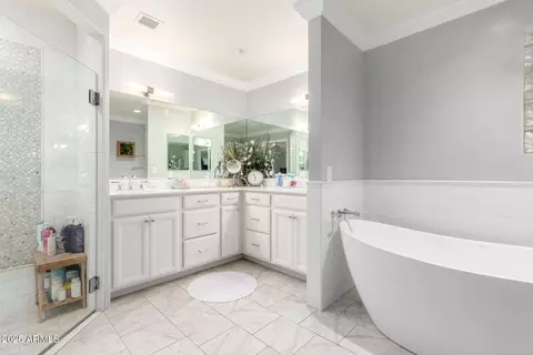 Bath - 333 E Kaler Dr, Phoenix, AZ 85020 photo 2 of 4