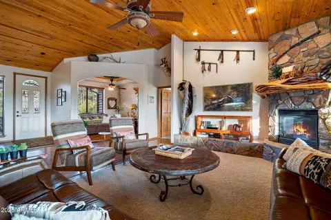 Living - 2702 Covered Wagon Trl, Overgaard, AZ 85933 photo 2 of 5