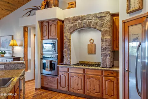 Kitchen - 2702 Covered Wagon Trl, Overgaard, AZ 85933 photo 2 of 3