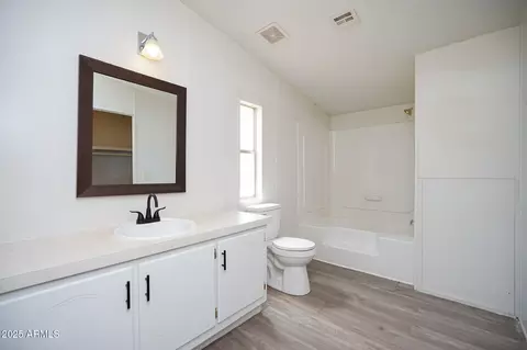 Bath - 5188 E Phillips Rd, Willcox, AZ 85643 photo 1 of 2