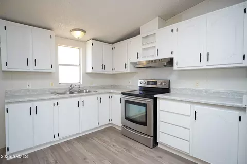 Kitchen - 5188 E Phillips Rd, Willcox, AZ 85643 photo 1 of 2