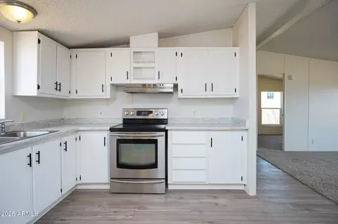 Kitchen - 5188 E Phillips Rd, Willcox, AZ 85643 photo 2 of 2