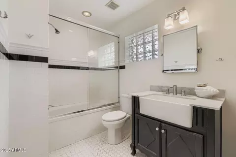 Bath - 8032 N 10th Ave, Phoenix, AZ 85021 photo 2 of 4