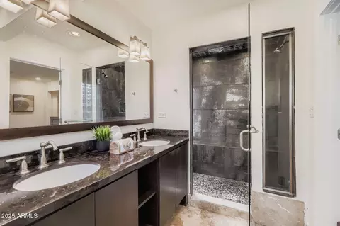 Bath - 8032 N 10th Ave, Phoenix, AZ 85021 photo 1 of 4