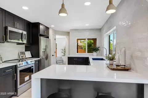 Kitchen - 1113 E Tapatio Dr, Phoenix, AZ 85020 photo 3 of 4