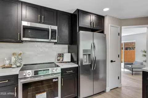 Kitchen - 1113 E Tapatio Dr, Phoenix, AZ 85020 photo 4 of 4