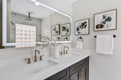 Bath - 1113 E Tapatio Dr, Phoenix, AZ 85020 photo 2 of 3