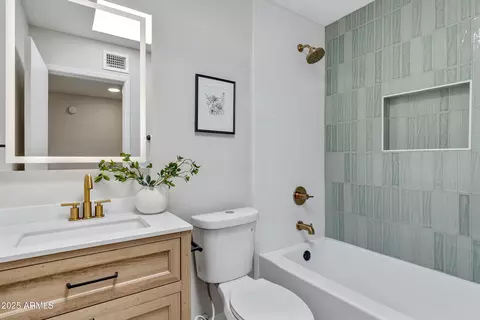 Bath - 1113 E Tapatio Dr, Phoenix, AZ 85020 photo 1 of 3
