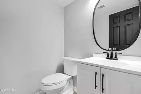 Bath - 815 E Grovers Ave #8, Phoenix, AZ 85022 photo 1 of 2