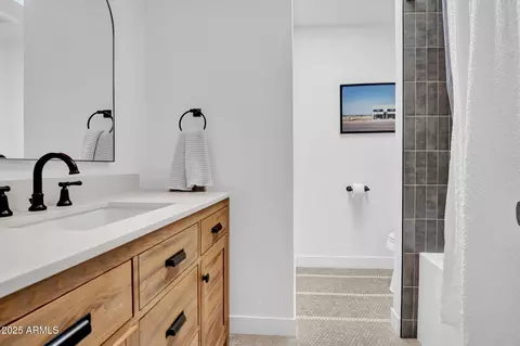 Bath - 8021 N 16th Dr, Phoenix, AZ 85021 photo 1 of 3