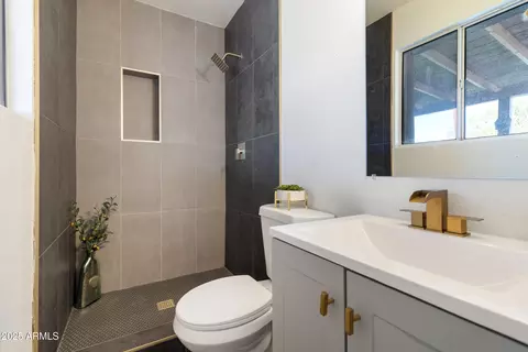 Bath - 2108 N 48th Ln, Phoenix, AZ 85035 photo 1 of 2