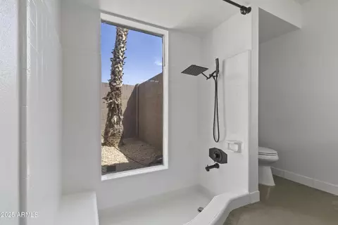 Bath - 2420 E Shangri La Rd, Phoenix, AZ 85028 photo 1 of 3