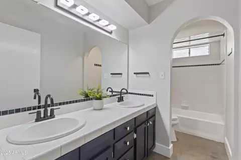 Bath - 2420 E Shangri La Rd, Phoenix, AZ 85028 photo 3 of 3