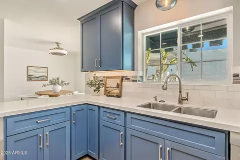Kitchen - 43 E Boca Raton Rd, Phoenix, AZ 85022 photo 5 of 10