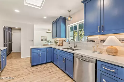 Kitchen - 43 E Boca Raton Rd, Phoenix, AZ 85022 photo 2 of 10