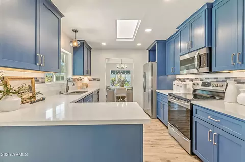 Kitchen - 43 E Boca Raton Rd, Phoenix, AZ 85022 photo 9 of 10