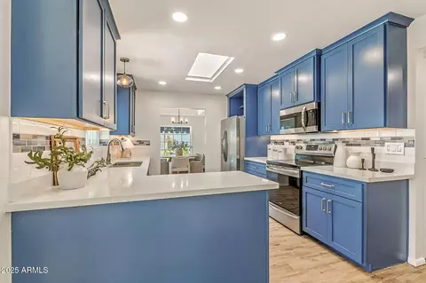 Kitchen - 43 E Boca Raton Rd, Phoenix, AZ 85022 photo 8 of 10