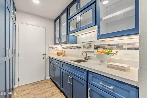 Kitchen - 43 E Boca Raton Rd, Phoenix, AZ 85022 photo 10 of 10