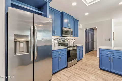 Kitchen - 43 E Boca Raton Rd, Phoenix, AZ 85022 photo 3 of 10