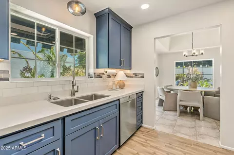 Kitchen - 43 E Boca Raton Rd, Phoenix, AZ 85022 photo 4 of 10