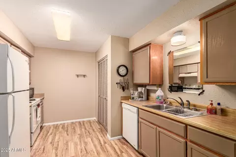 Kitchen - 3270 S Goldfield Rd #606, Apache Junction, AZ 85119 photo 1 of 3