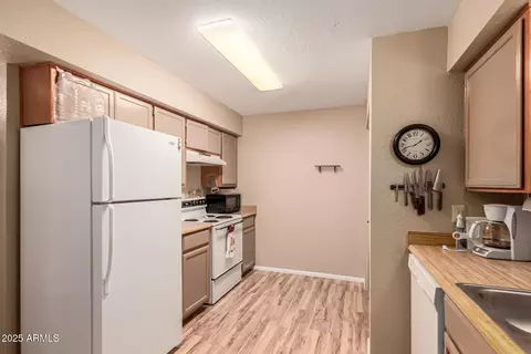 Kitchen - 3270 S Goldfield Rd #606, Apache Junction, AZ 85119 photo 2 of 3