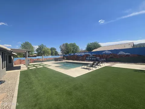 Exterior - 1325 E Branham Ln, Phoenix, AZ 85042 photo 4 of 8