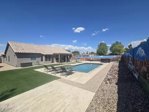 Exterior - 1325 E Branham Ln, Phoenix, AZ 85042 photo 6 of 8